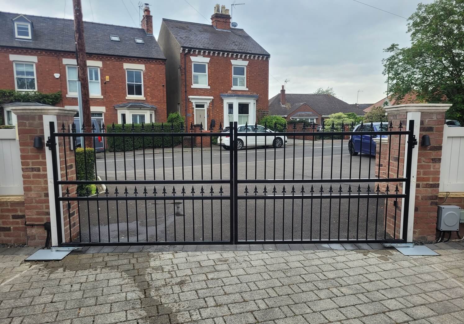 Electric Metal Gates